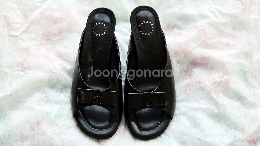바바라 양가죽 리본 B장식 뮬 샌들(BBG403BK)--2
