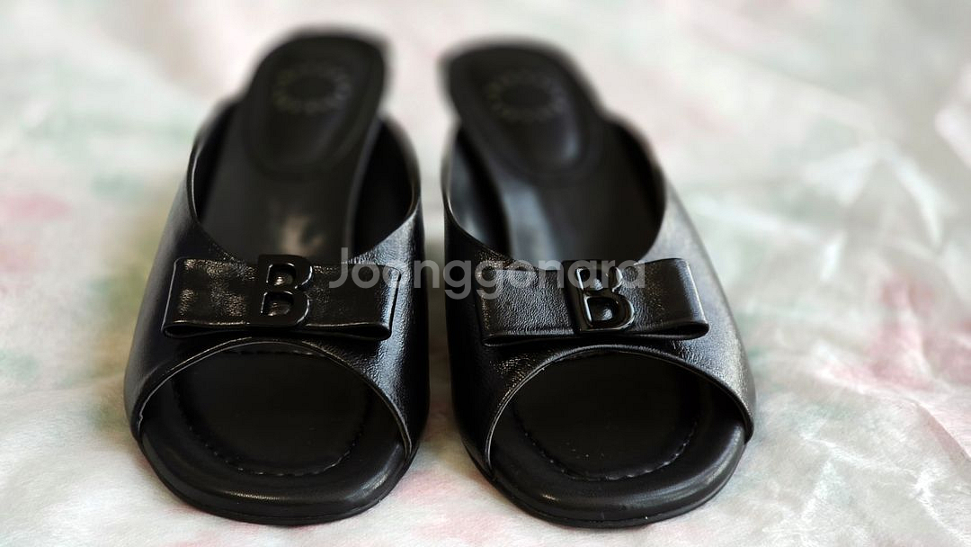 바바라 양가죽 리본 B장식 뮬 샌들(BBG403BK)--6