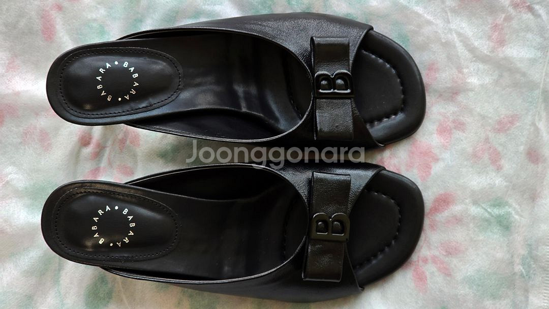 바바라 양가죽 리본 B장식 뮬 샌들(BBG403BK)--7