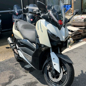 XMAX300