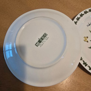 꽃무늬가 그려진 예쁜 접시 4개 내놓습니다. 15cm