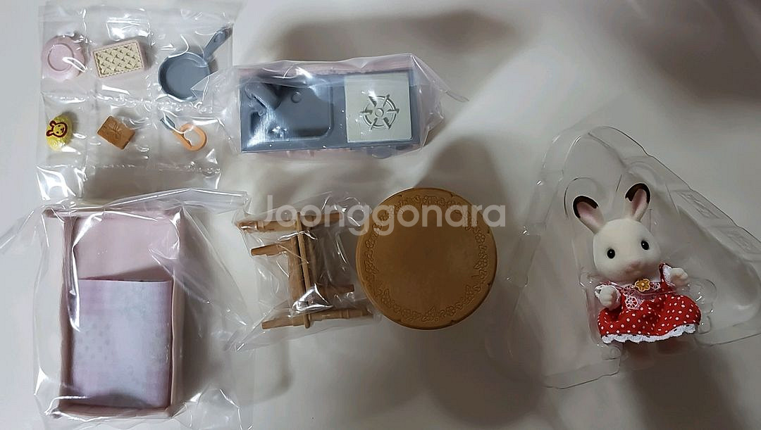실바니안 초콜릿 토끼 이층집 구성품(인형,가구,소품)--1