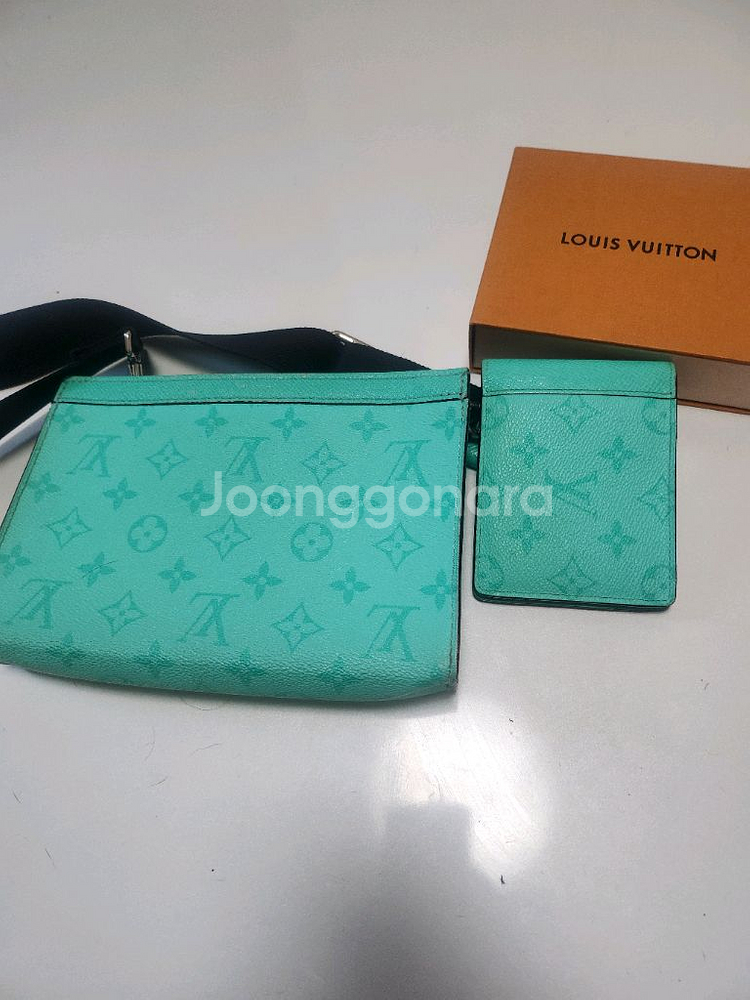 루이비통 크로스백--0