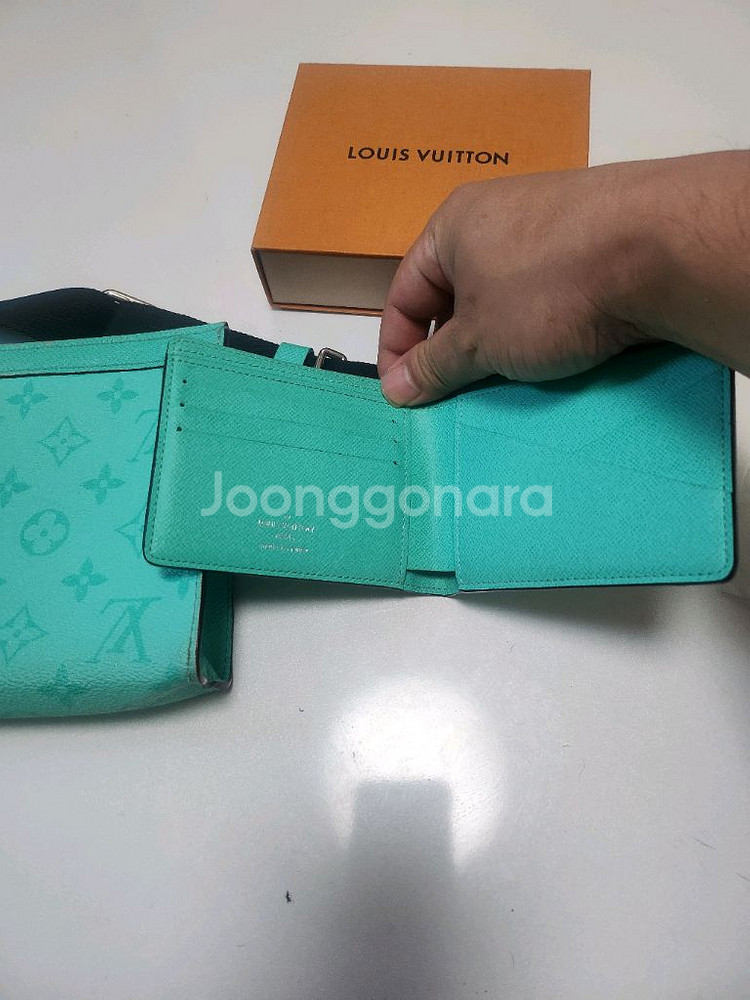 루이비통 크로스백--1