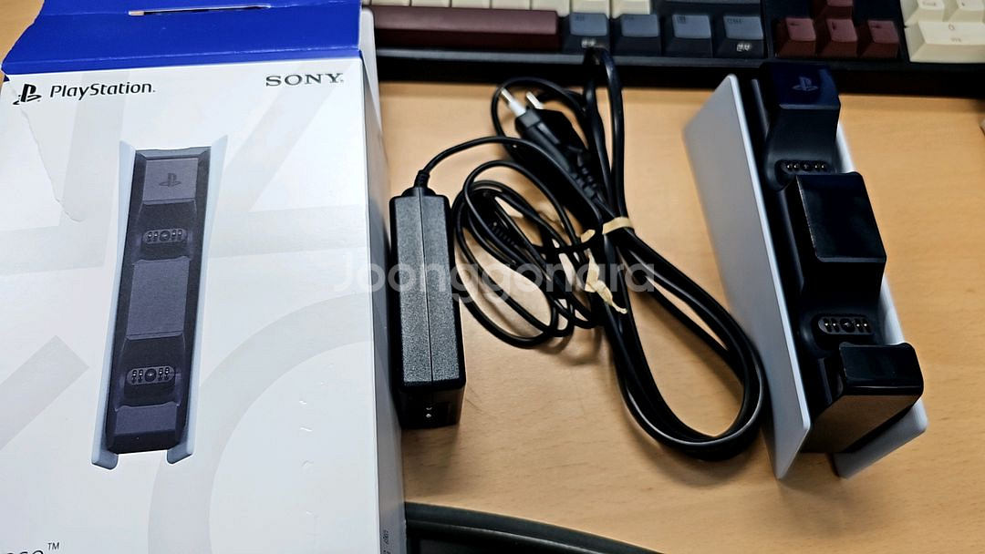 PS5 듀얼센스 정품 충전거치대 팝니다.--0