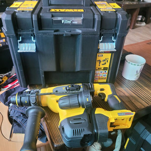 디월트dch417 로타리해머드릴팝니다