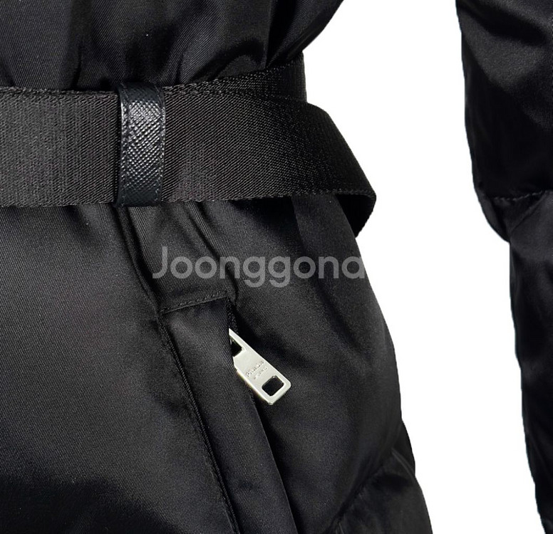 40 프라다 여성 삼각로고 리나일론 벨트 퍼 패딩 자켓--4