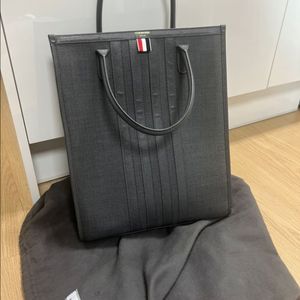 25fw 톰브라운 송아지가죽 토트백 (새상품급)