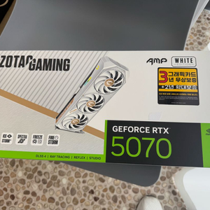 ZOTAC RTX5070 amp 화이트
