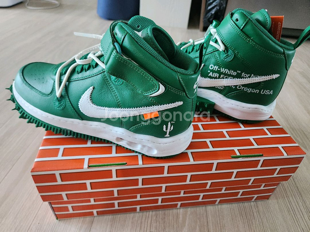 나이키와 오프화이트 콜라보 에어포스1 미드--0