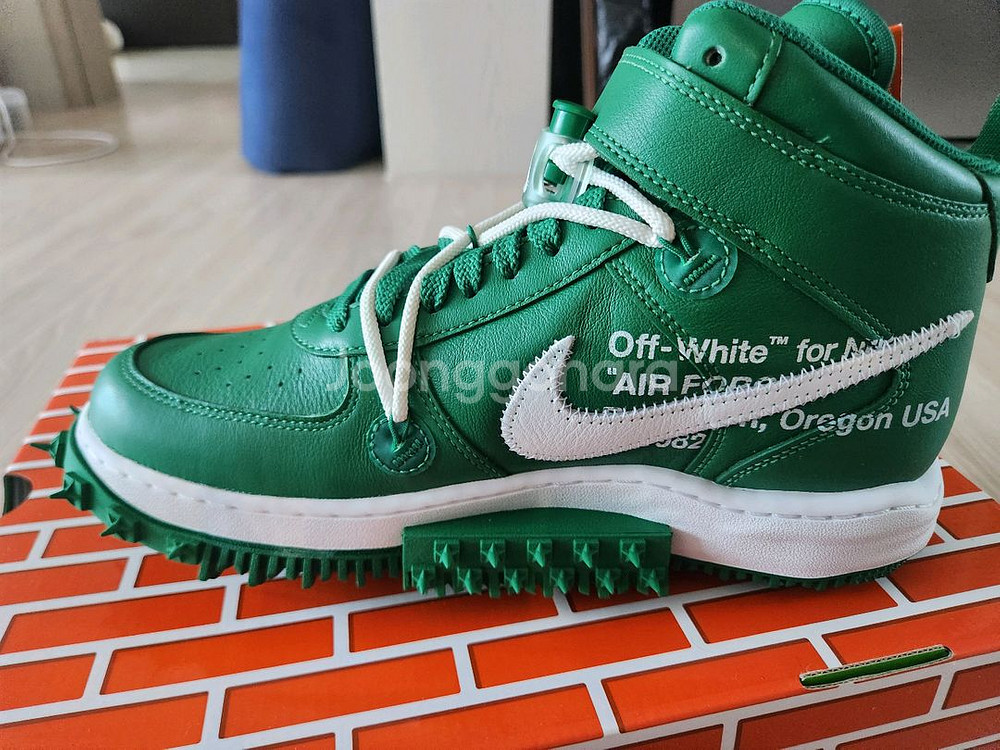 나이키와 오프화이트 콜라보 에어포스1 미드--2