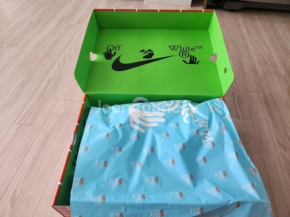 나이키와 오프화이트 콜라보 에어포스1 미드--4