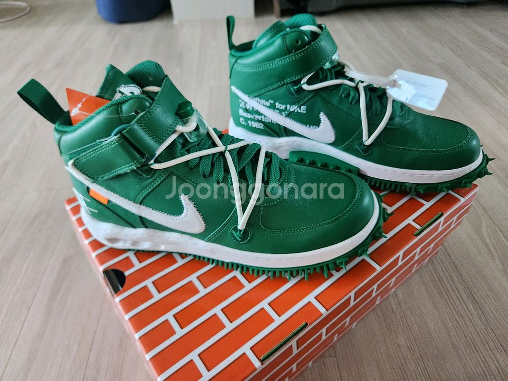 나이키와 오프화이트 콜라보 에어포스1 미드--1