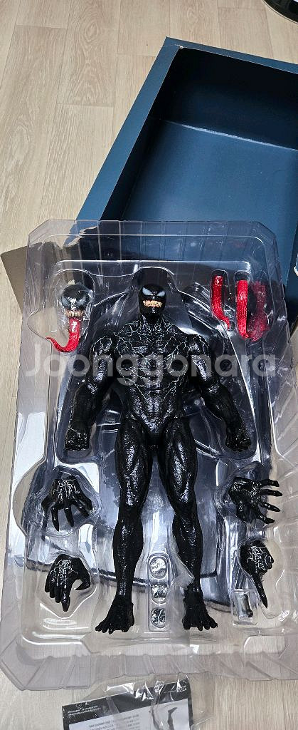 핫토이 베놈 피규어--2