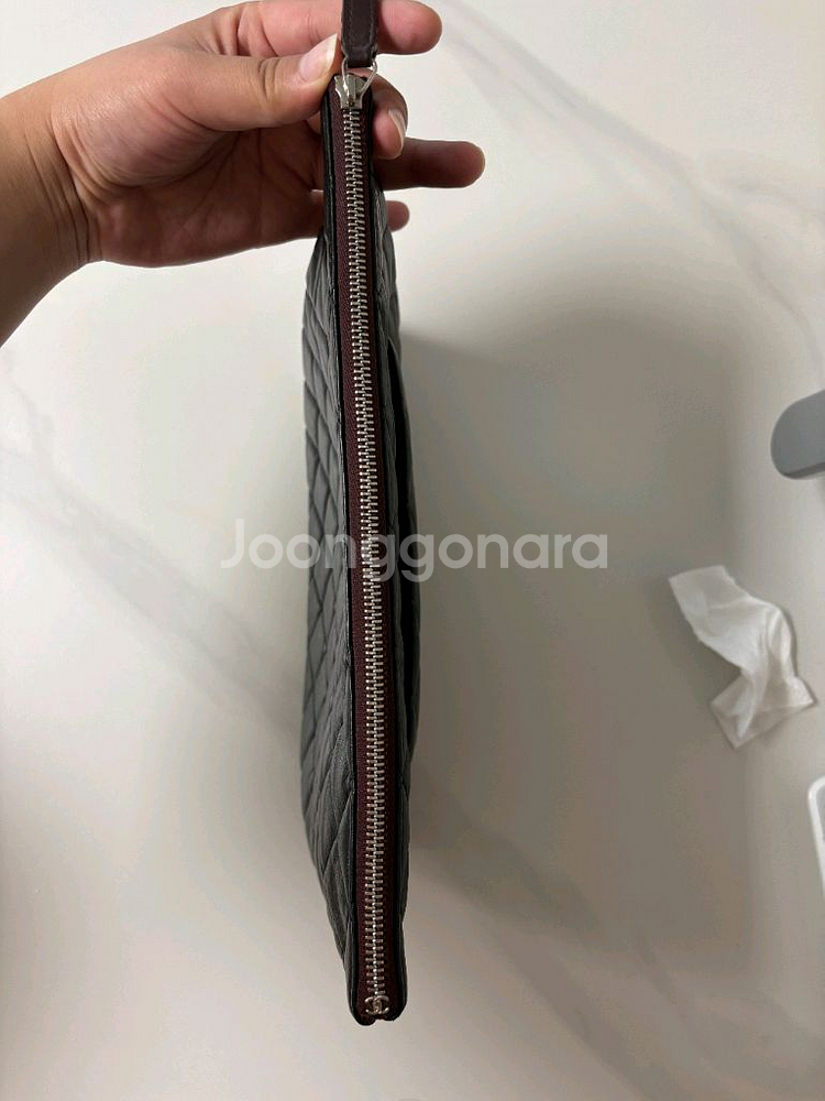 샤넬 클래식 캐비어 미듐 은장 클런치 싸게팔아요--4