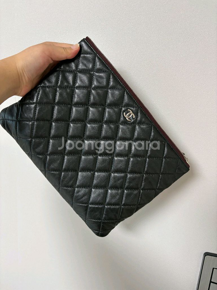 샤넬 클래식 캐비어 미듐 은장 클런치 싸게팔아요--3