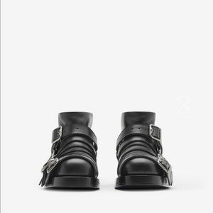 버버리 레더 스트랩 부츠 새상품