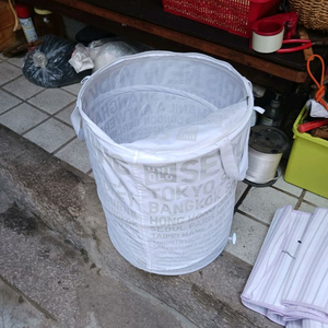 세탁물 수거함과 긴옷걸이4개