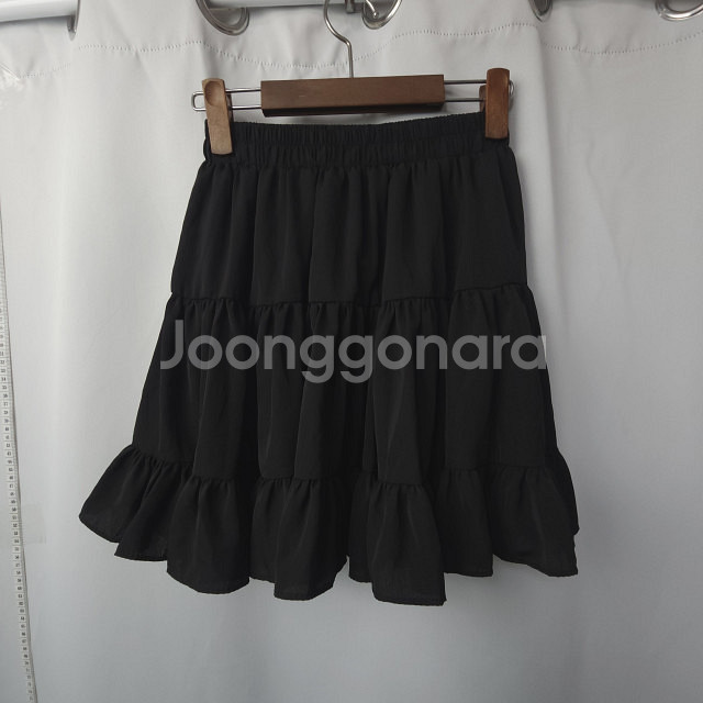 새상품급/ 프릴 치마 블랙/속바지 o /허리 24-27--0