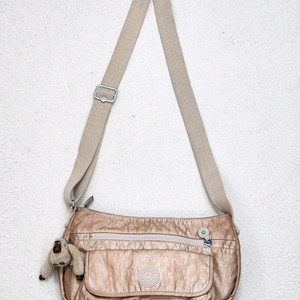 KIPLING 유광 베이지 숄더백