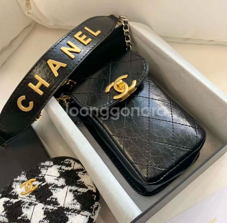 새상품 샤넬 하운드 핸드폰백 정품 풀박스--3