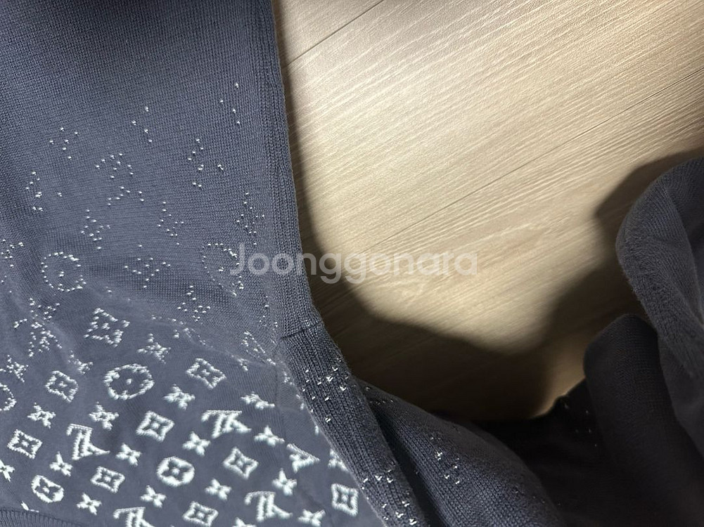 루이비통 그라디언트 코튼 크루넥 L 사이즈팝니다--2