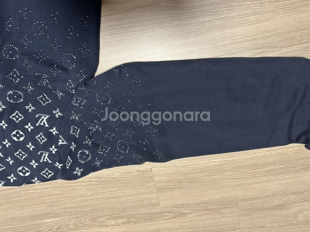 루이비통 그라디언트 코튼 크루넥 L 사이즈팝니다--5