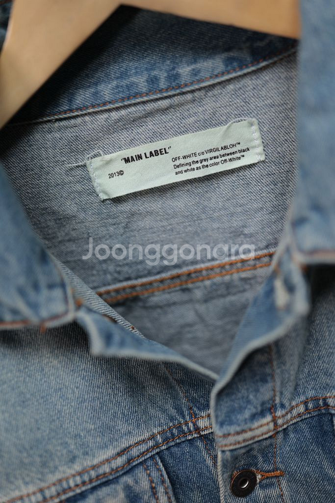 오프화이트 백 프린팅 데님 자켓--1