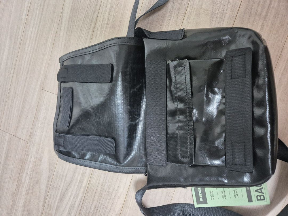 프라이탁 올블랙 팝니다. 이미지