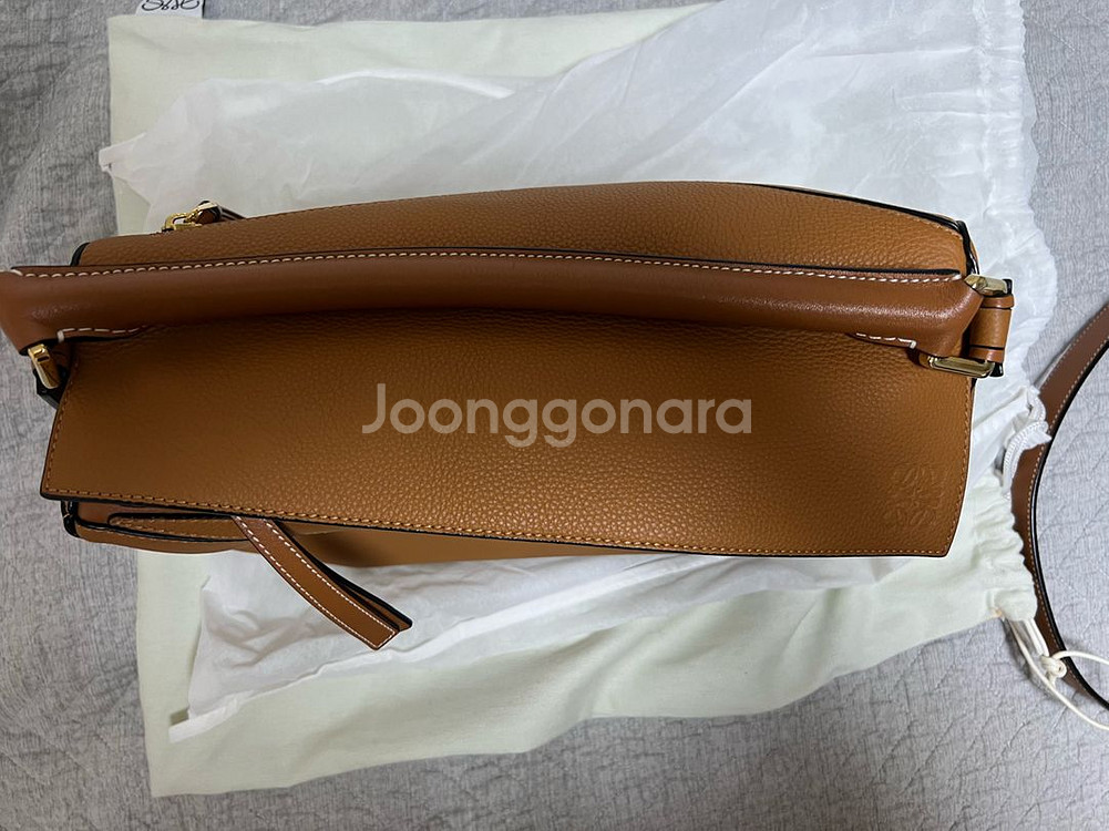 로에베 퍼즐백 미디엄 탄 색상--1