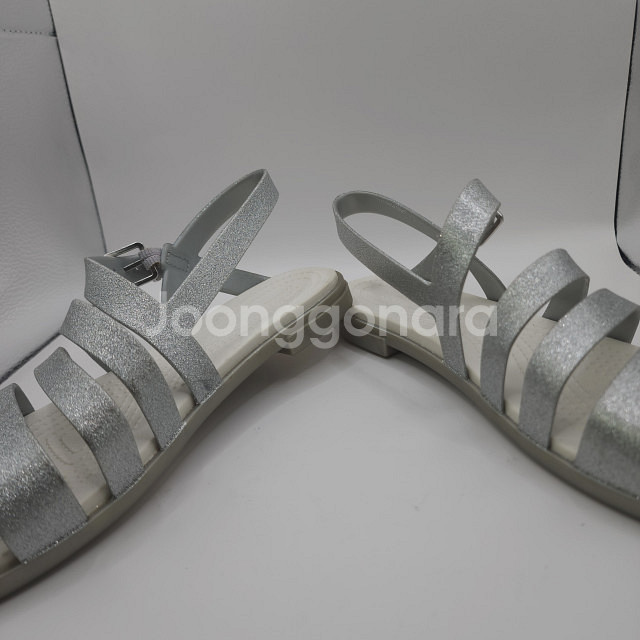 새상품급/ 크록스/ 실버 글리터 샌들 / 245-250--5