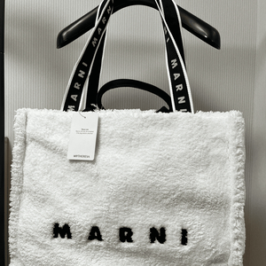[새상품/미사용] MARNI 화이트 퍼 텍스처 쇼퍼백