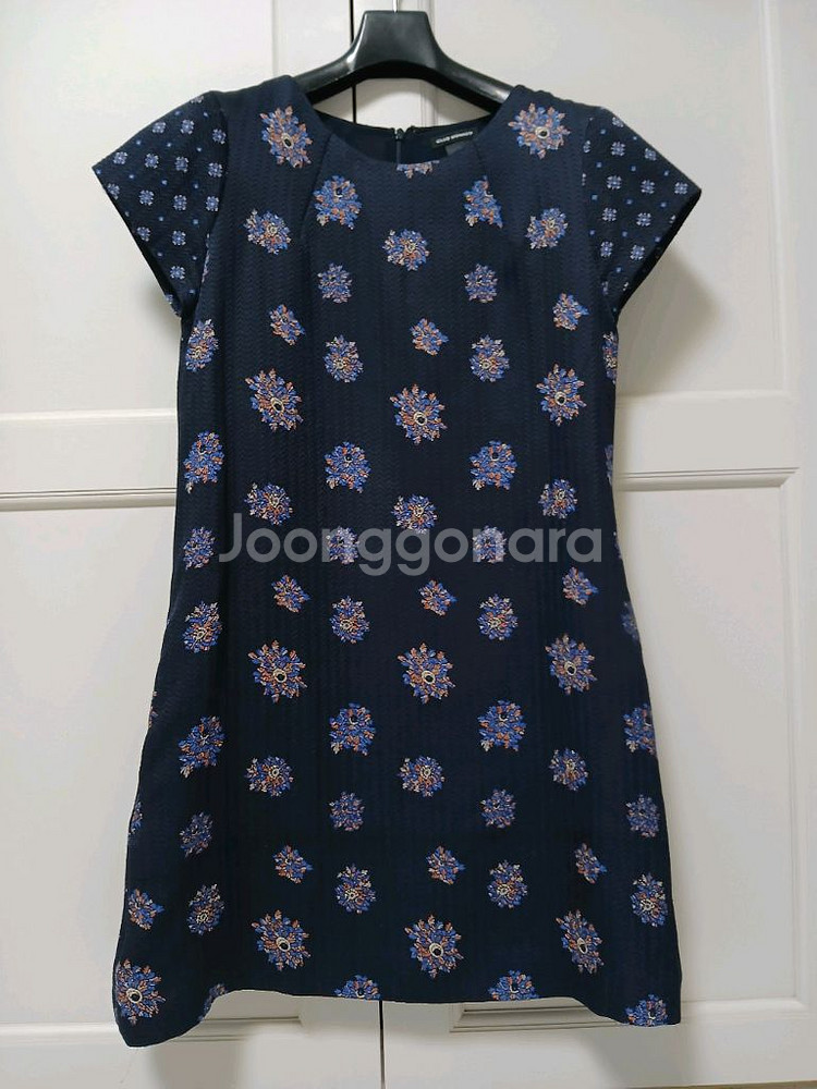 Club Monaco 원피스사이즈는 0이고, 색상은--9