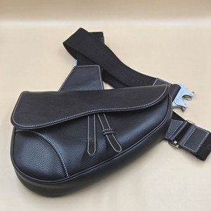 디올 새들백 그레인드 카프스킨 블랙