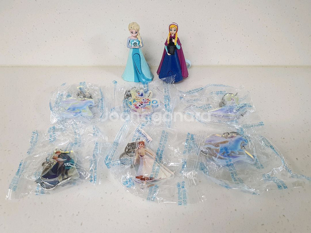 겨울왕국 불빛나오는 피규어와 열쇠고리 일괄 6000원--0