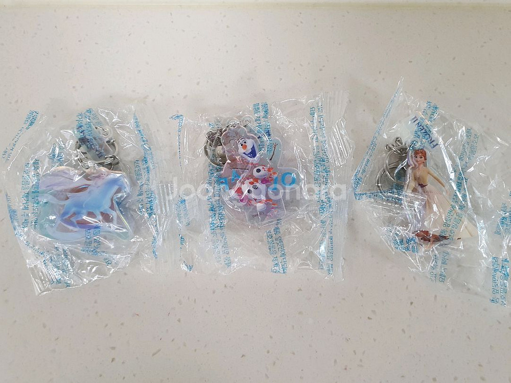 겨울왕국 불빛나오는 피규어와 열쇠고리 일괄 6000원--1