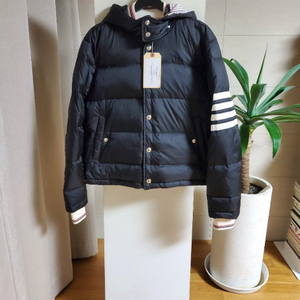 톰브라운 패딩