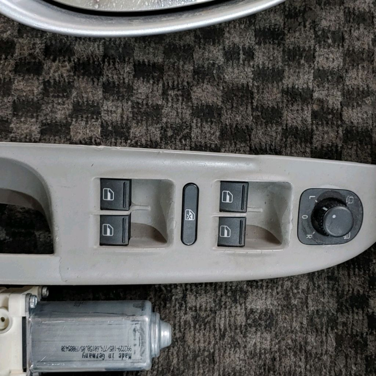 폭스바겐 파사트 폐차로 부품판매 합니다 가솔린 06년식--4