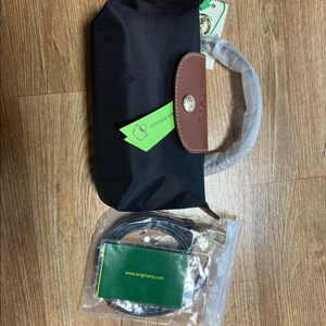 새상품)롱샴 르플리아쥬미니 가방 판매합니다.