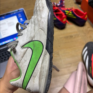 나이키 티엠포 풋살화