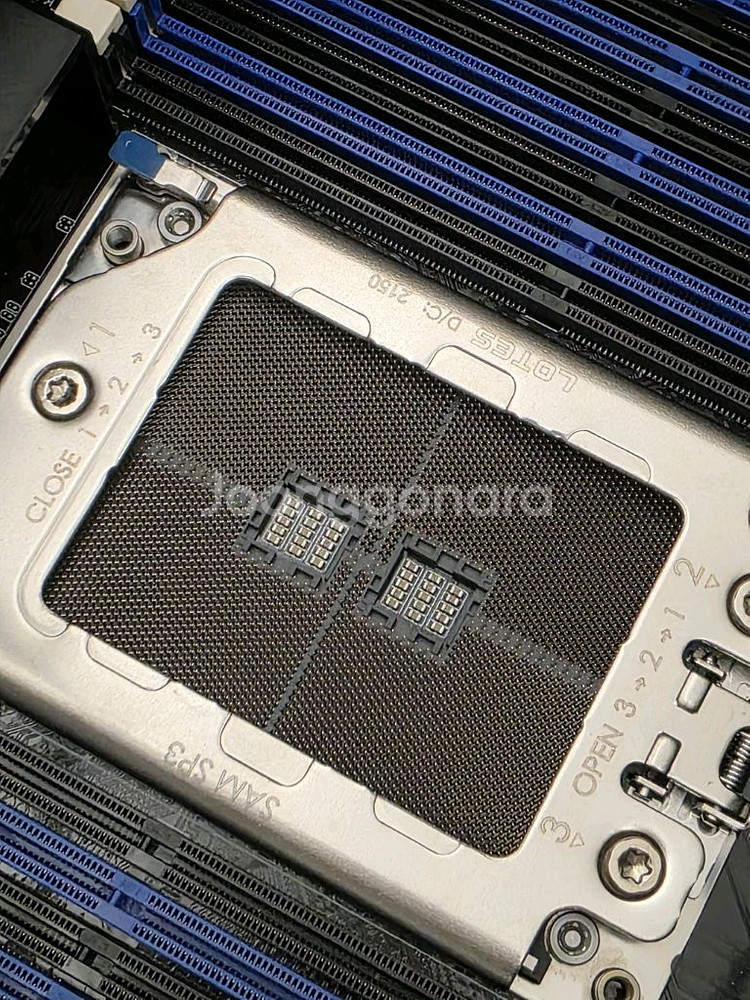 아수스 서버pc케이스 esc8000a-11e 팝니다.--4