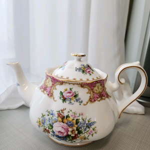 로얄알버트 레이디칼라일 티포트