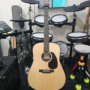 마틴기타 D-10E Sitka Top 로드 시리즈