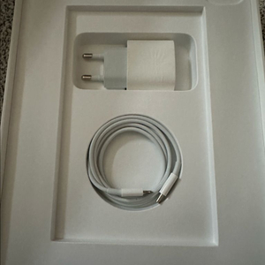 애플 정품 20W USB-C 충전기, 케이블 판매합니다