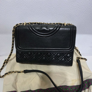 토니버치 양가죽 크로스백