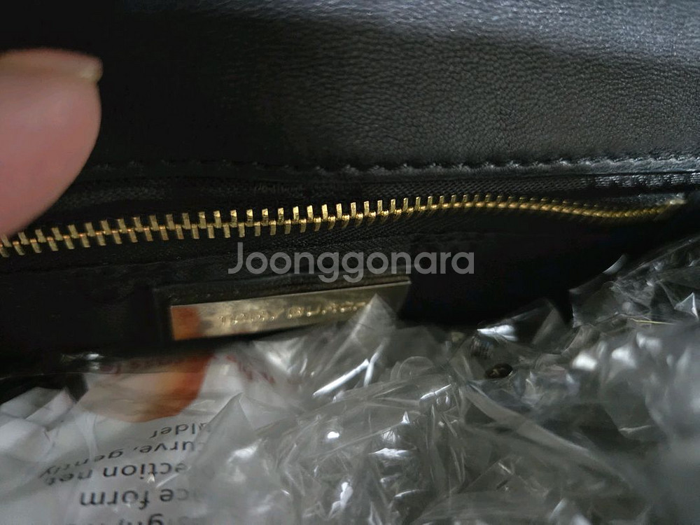 토니버치 양가죽 크로스백--4