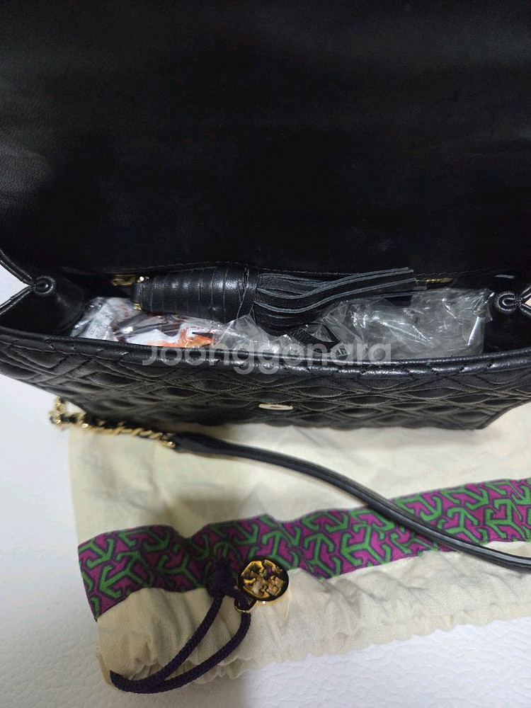 토니버치 양가죽 크로스백--5