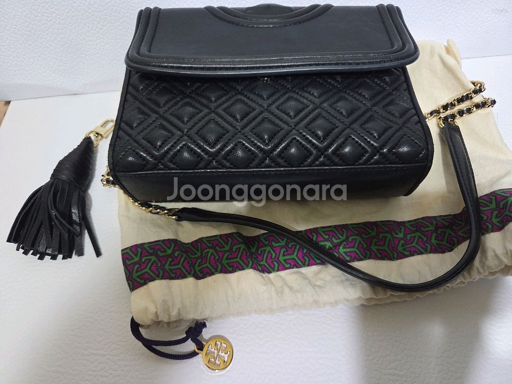 토니버치 양가죽 크로스백--3