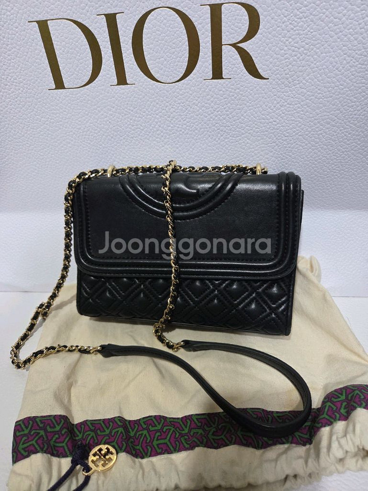 토니버치 양가죽 크로스백--1