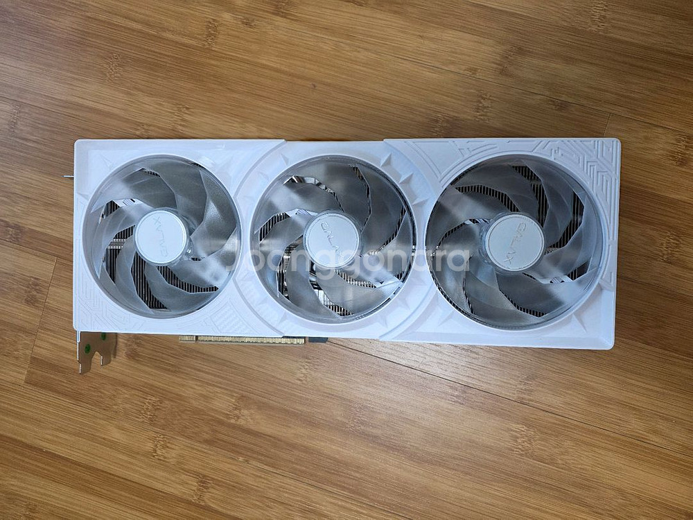 갤럭시 rtx 5080 화이트 판매합니다.--0